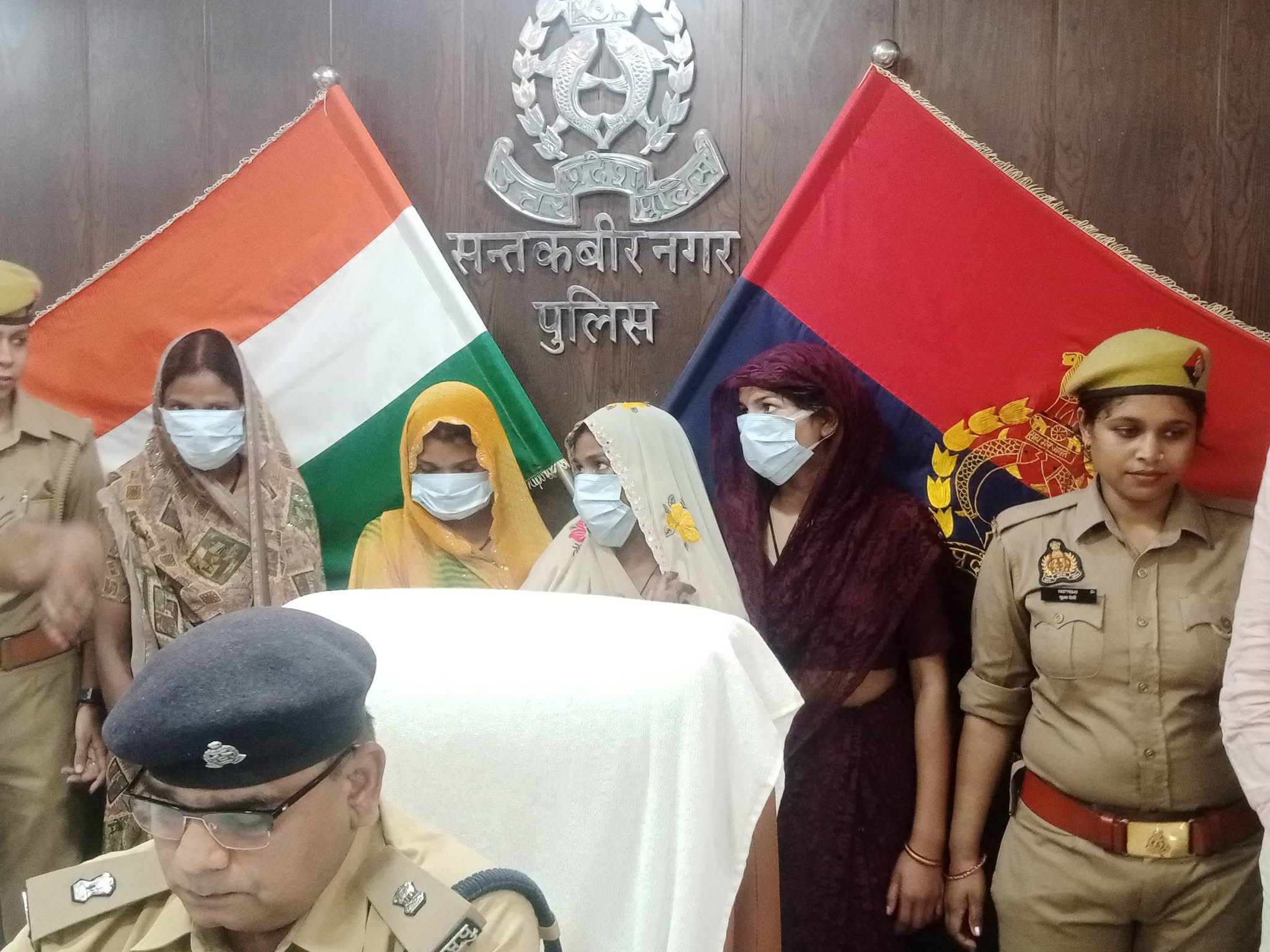 ई-रिक्शा में महिलाओं को बनाते थे निशाना, चैन स्नैचिंग गिरोह की चार महिला समेत पांच गिरफ्तार