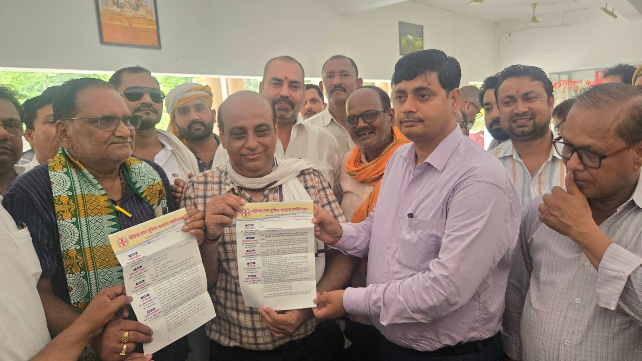 ऑनलाइन दवा बिक्री के विरोध में संतकबीरनगर बंद, केमिस्टों का जोरदार प्रदर्शन
